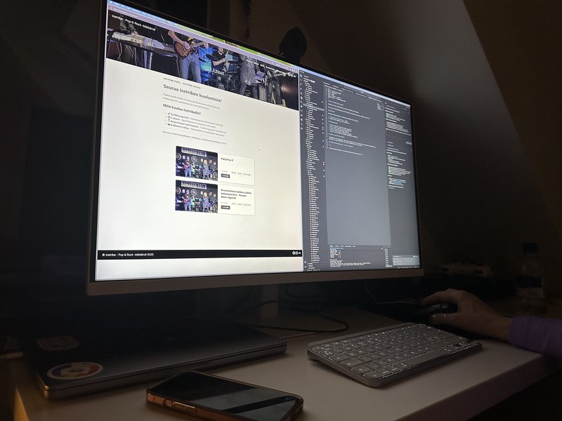Kuva tietokoneesta, jossa VSCode ja nettiselain